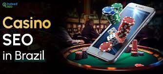 Pengguna dewasa Indonesia menikmati siaran langsung pertandingan sepak bola sambil menggunakan platform sindoplay